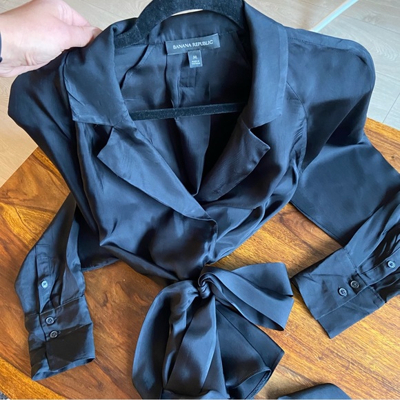 Banana Republic. Silky & flowy wrap style blouse. Size Medium. Black. NWOT. - Picture 6 of 7